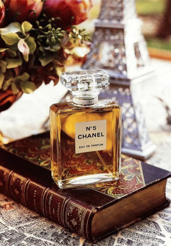 Với sự kết hợp của 2 huyền thoại trong lang nước hoa Coco Chanel va Jacques Polge da dưa ten của tuổi N5 thanh mui hương dơn chuẩn. 